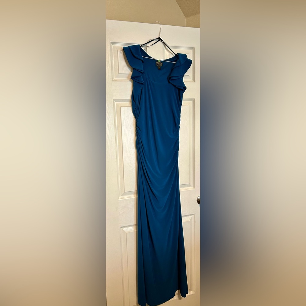 Gorgeous teal floor length form fitting Gown